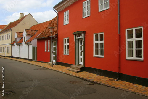 strada con case colorate