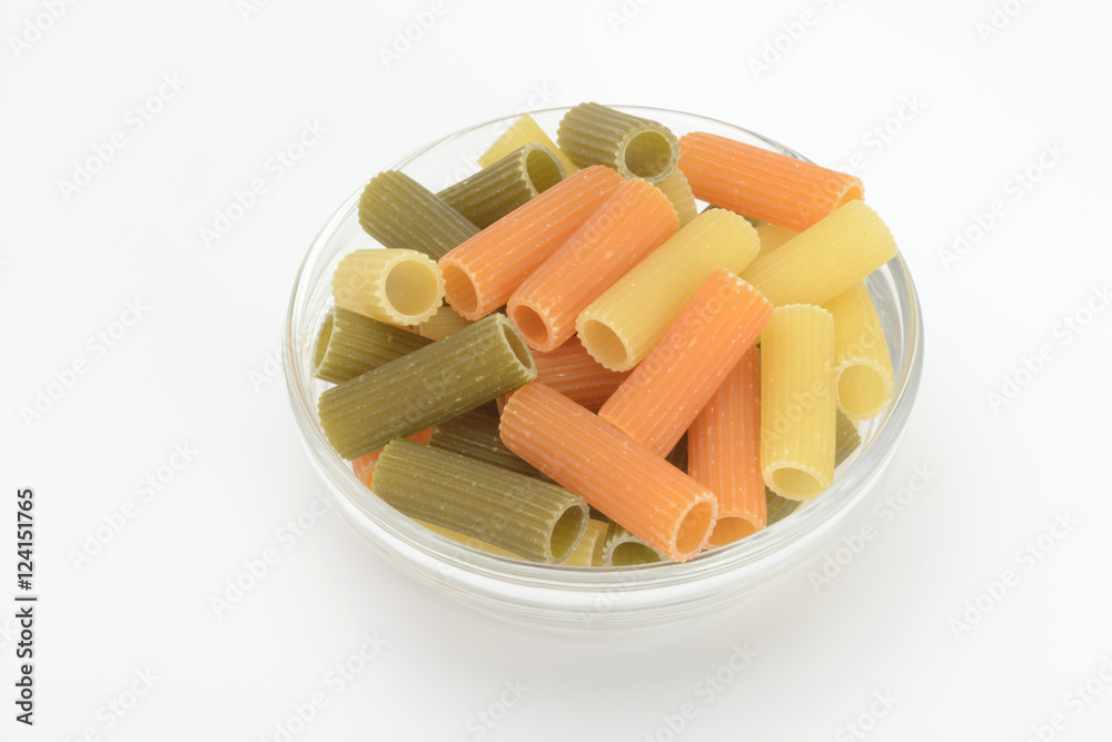 Pasta, macarrones en forma de tubo de tres colores Pasta, macarrones en forma de tubo de tres colores