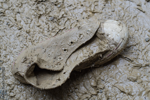 scarpa persa durante inondazione photo