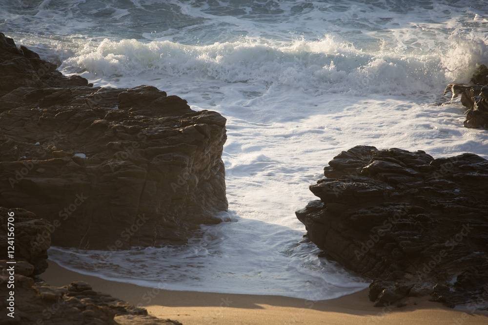 Obraz premium Waves and Rocks