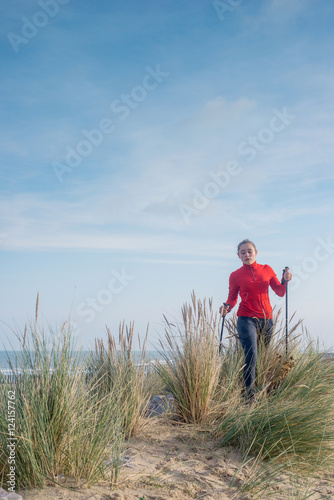 jeune femme et marche nordique © Image'in