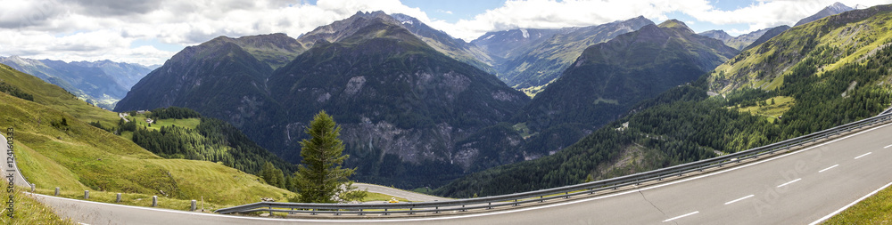 Panorama einer Landstraße im Hochgebirge