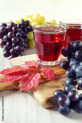 Tela Two glasses of grape juice with ice and black and green grapes