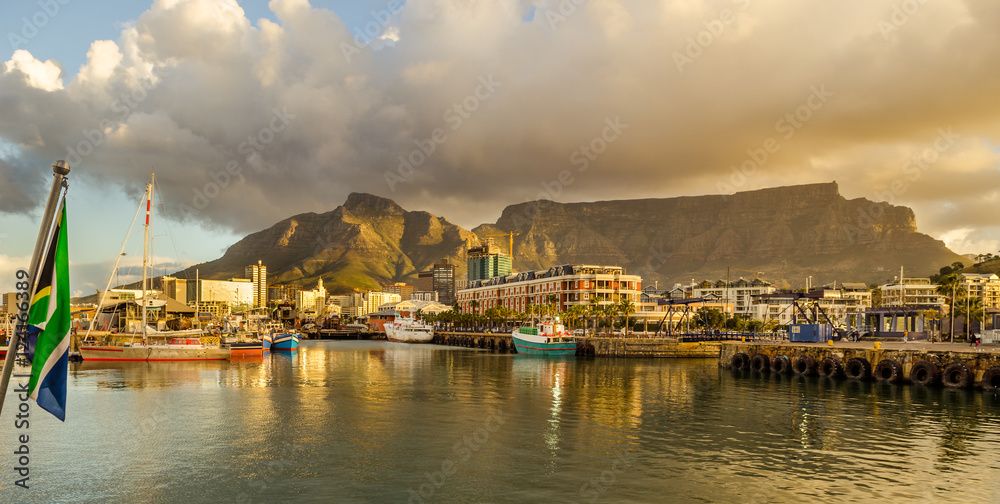 Fototapeta premium Cape Town Victoria and Alfred Waterfront harbor, Table Mountain sunset, krajobraz RPA