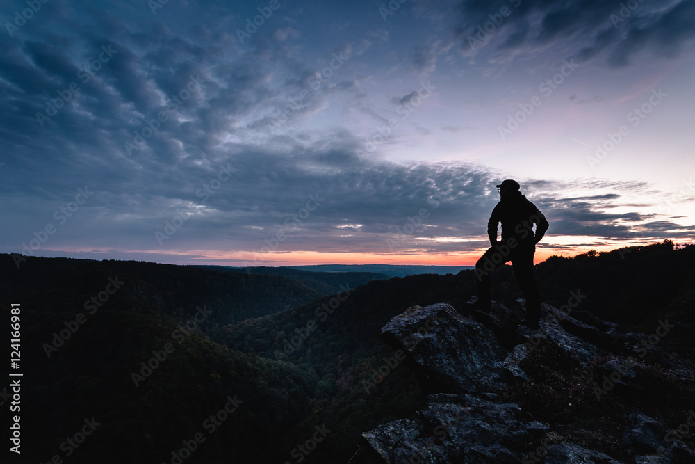 Silhouette von einem Wanderer, Bergsteiger bei Sonnenuntergang
