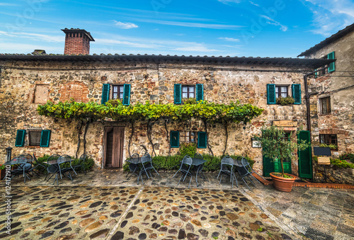 Fototapeta Naklejka Na Ścianę i Meble -  blue sky over Monteriggioni main square