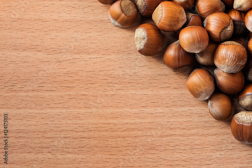 Fotografia Hazelnuts on a wooden background