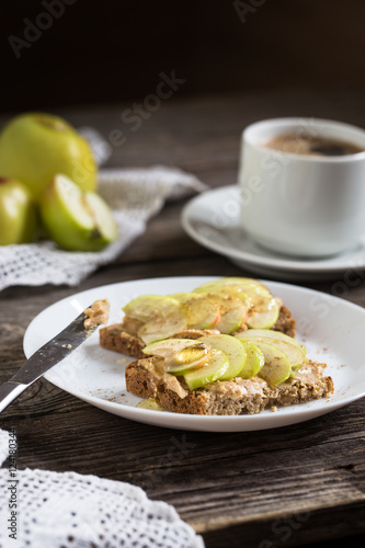 Rye toast with peanut butter, apples and honney and coffee
