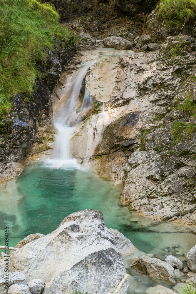 Gebirgsbach, Wasserfall, Wildnis im Tal Valle di Piero; Nationalpark Bellunesische Dolomiten, Sommer