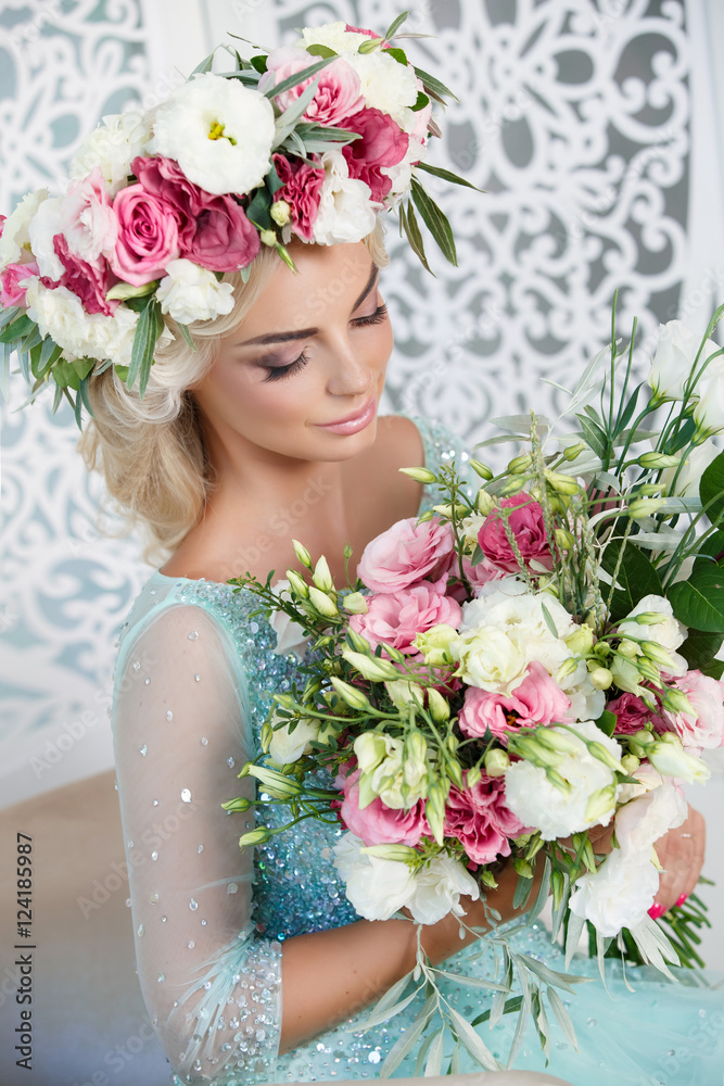 Naklejka premium Gorgeous bride in wedding blue dress flowers wreath and bouqute