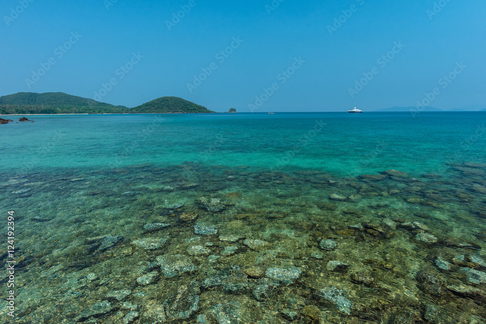 Fototapeta premium Blue sea and clear blue sky at Koh Kood, Thailand.