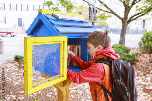 Foto boy takes the free books on the street