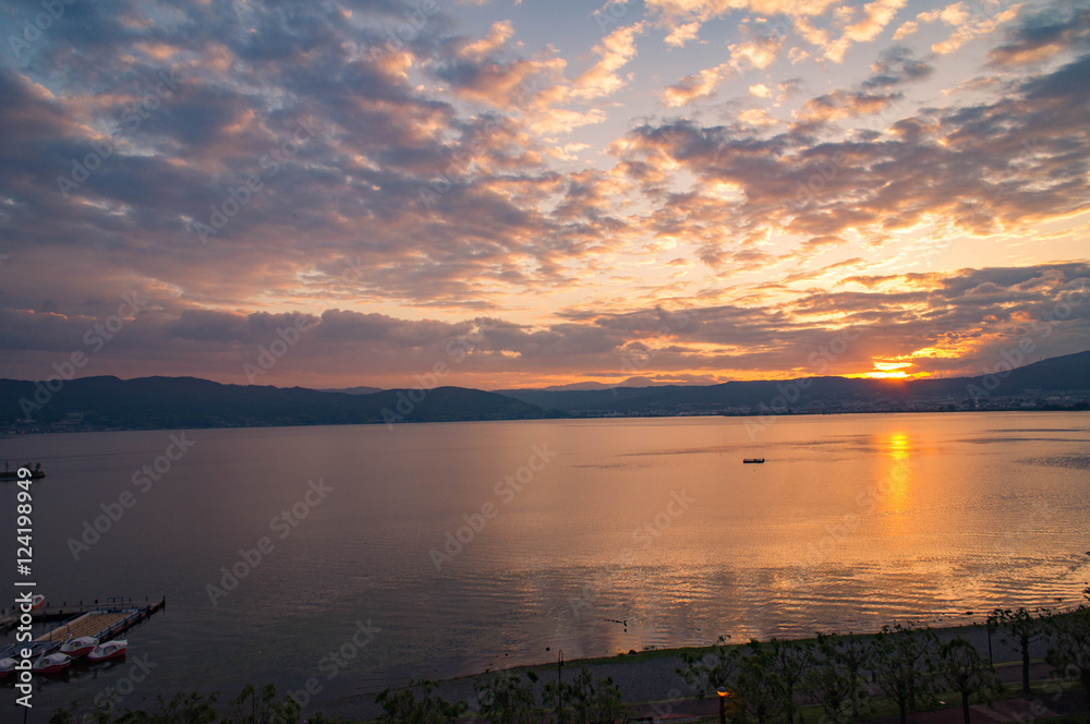 諏訪湖に沈む夕日