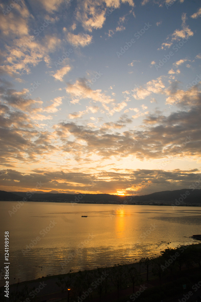 諏訪湖に沈む夕日