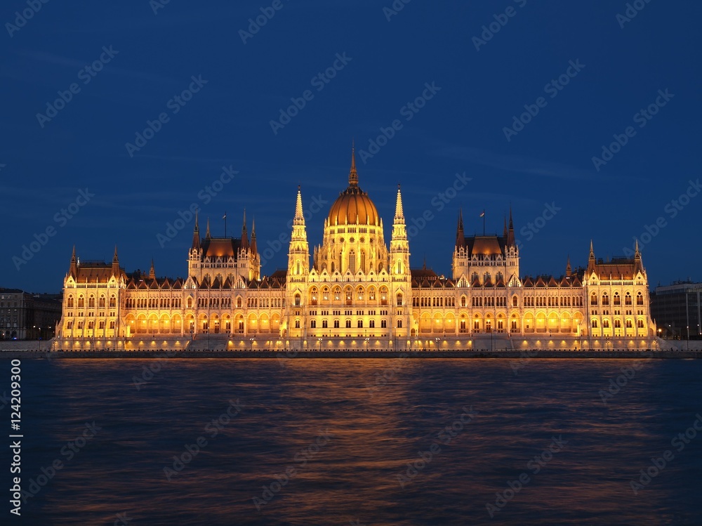 Fototapeta premium Hungarian Parliament night view - Budapest, Hungary