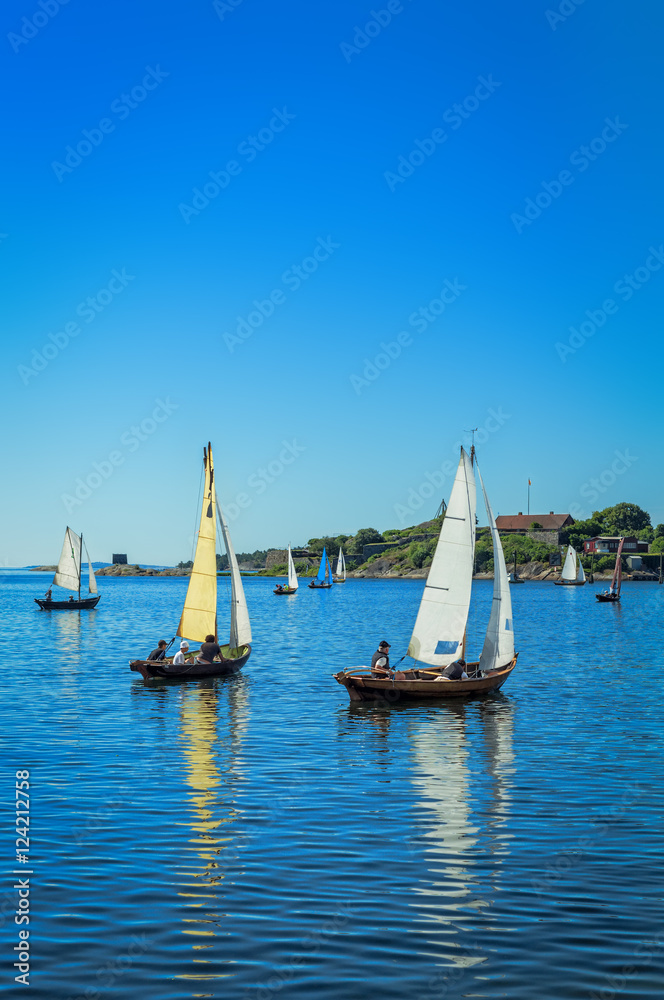 Naklejka premium Sailboats in summer sea scenery - vertical view