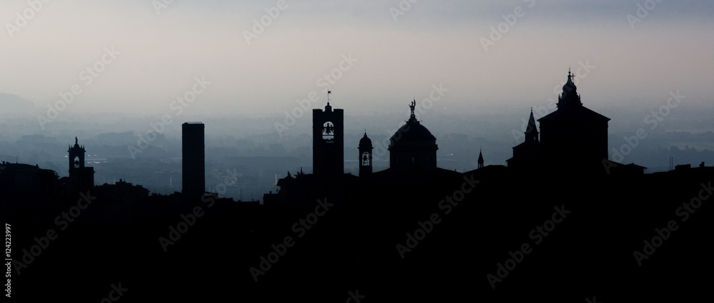 Stampa personalizzata quadro su tela: Skyline di Bergam... | Immagini per  arredo