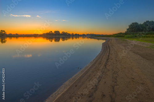 Sonnenaufgang   ber der Elbe 2   Sonnenaufgang   ber der Elbe  bei Jasebeck im Landkreis L  chow-Dannenberg  Wendland  Niedersachsen . Aufgenommen am 25. August 2016.