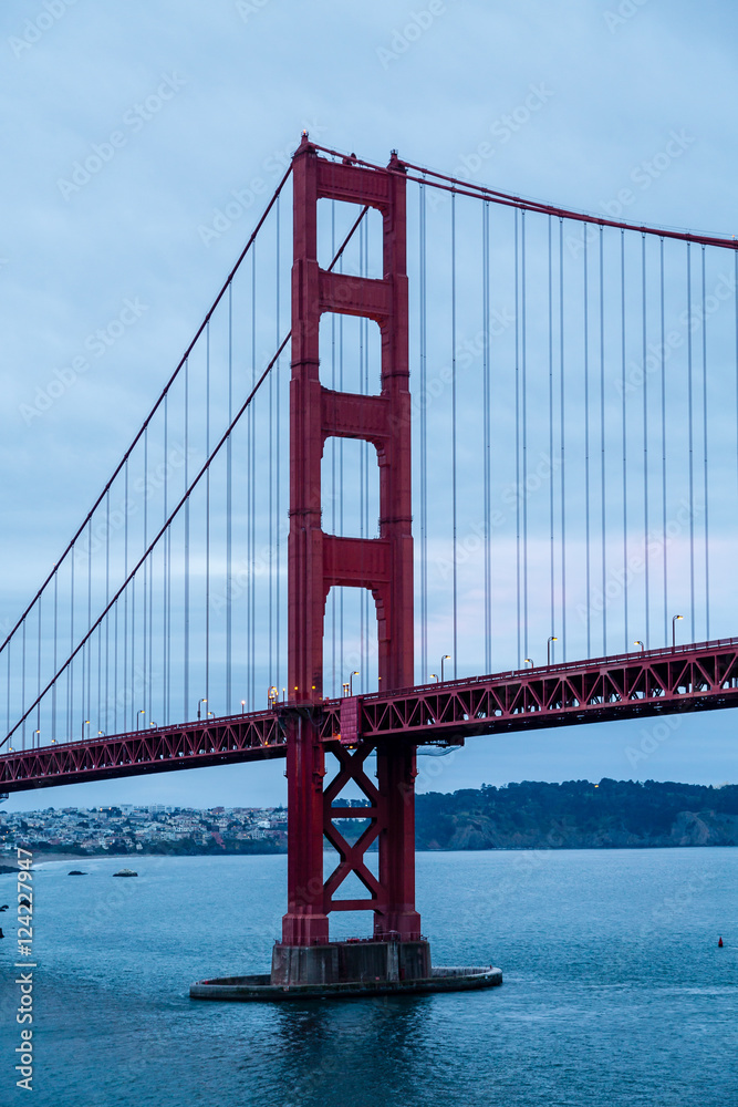 Fototapeta premium Golden Gate Bridge Tower at Dawn