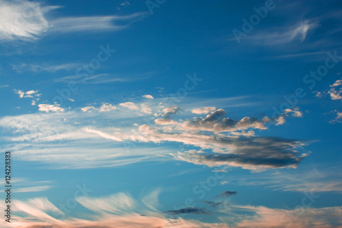 Ciel bleu et nuages blancs et roses