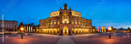 Semperoper in Dresden Panorama bei Nacht © eyetronic