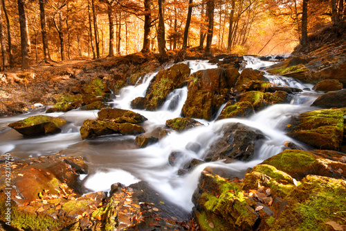 Fototapeta Naklejka Na Ścianę i Meble -  Herbst im Wald, Wasserfall