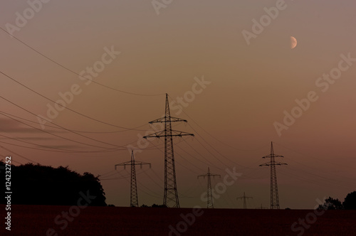 Strommasten bei Sonnenaufgang