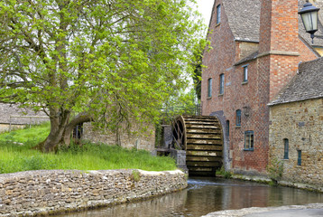 Keuken achterwand Molens Engelse watermolen met rode schoorsteen  © Yols