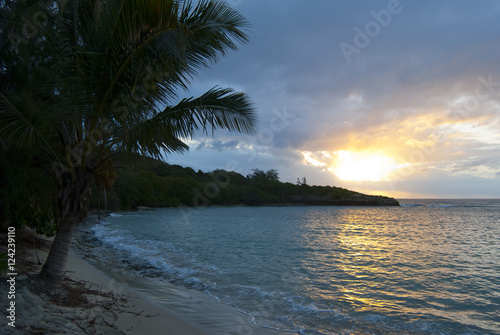 Fototapeta Naklejka Na Ścianę i Meble -  Sunset over a tropical ocean bay