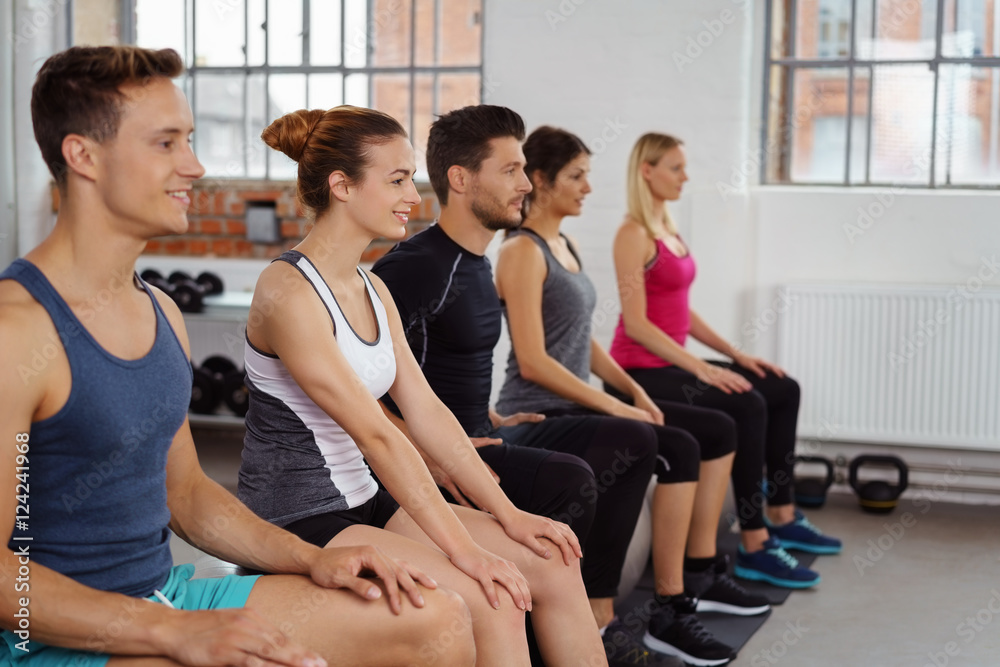männer und frauen in einem kurs im fitness-club männer und frauen in einem kurs im fitness-club