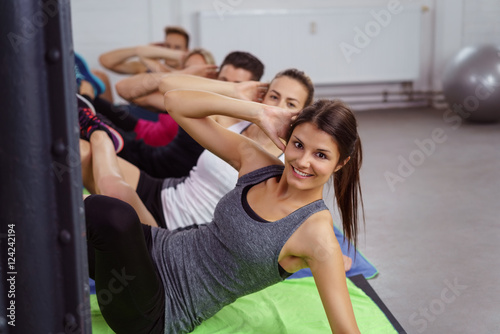 gruppe im fitness-studio macht sit-ups