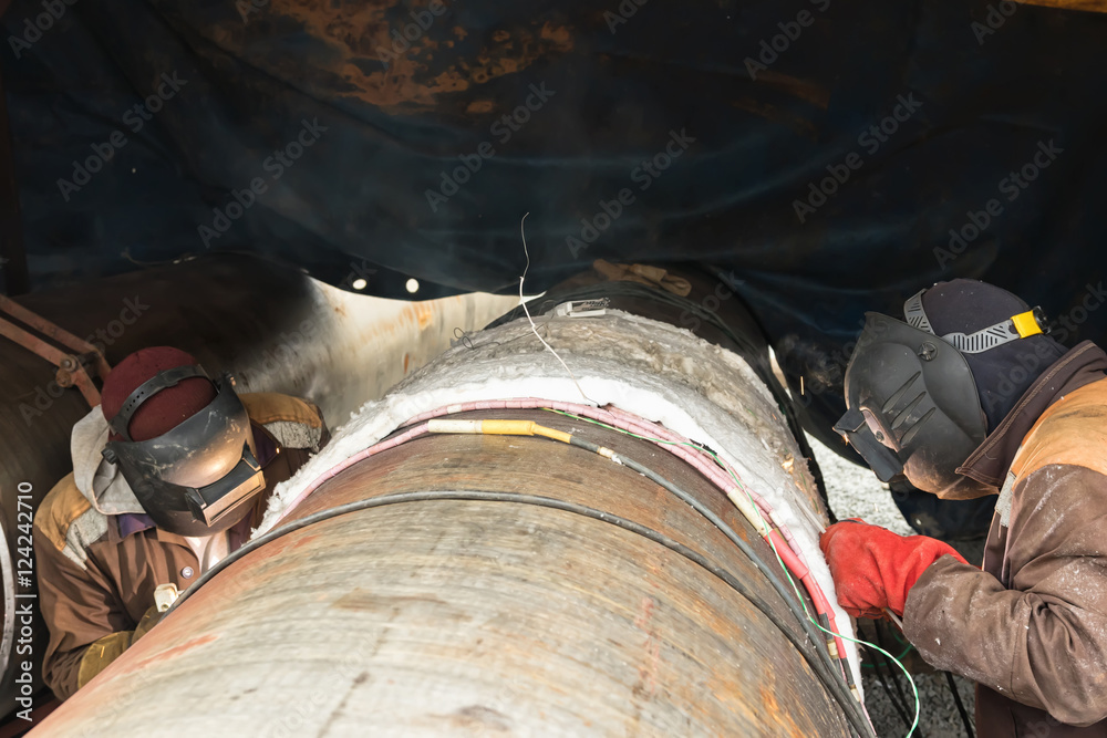 Parallel welding of two pipe welders simultaneously host large diameter pipeline. Welding with pre-and concomitant heating