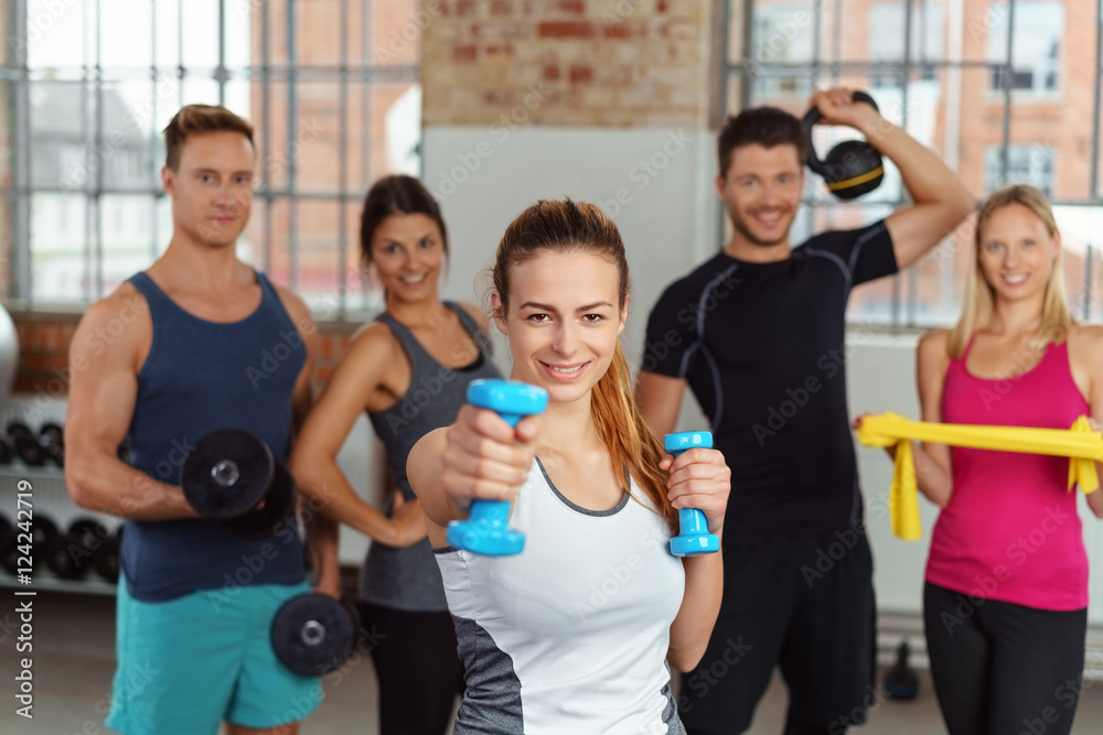 sportler im fitness-studio trainieren mit verschiedenen geräten