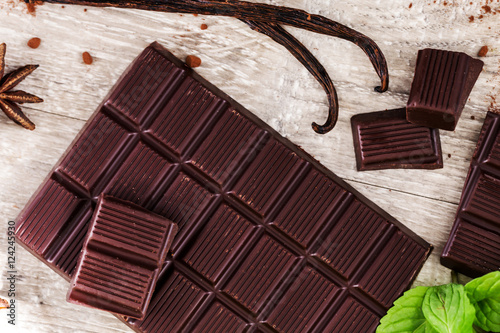 dark chocolate bar flavored with vanilla