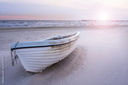 schönes Strandbild mit einem Boot