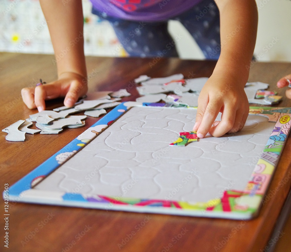 Fototapeta premium ジグソーパズルで遊ぶ子ども