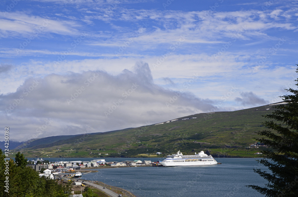 Obraz premium Kreuzfahrtschiff im Hafen von Akureyri, Island