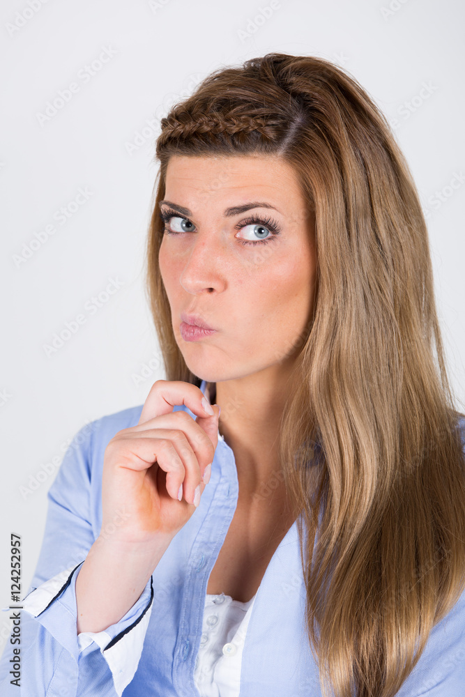 junge Frau ist gespannt / wartend / abwartend junge Frau ist gespannt / wartend / abwartend