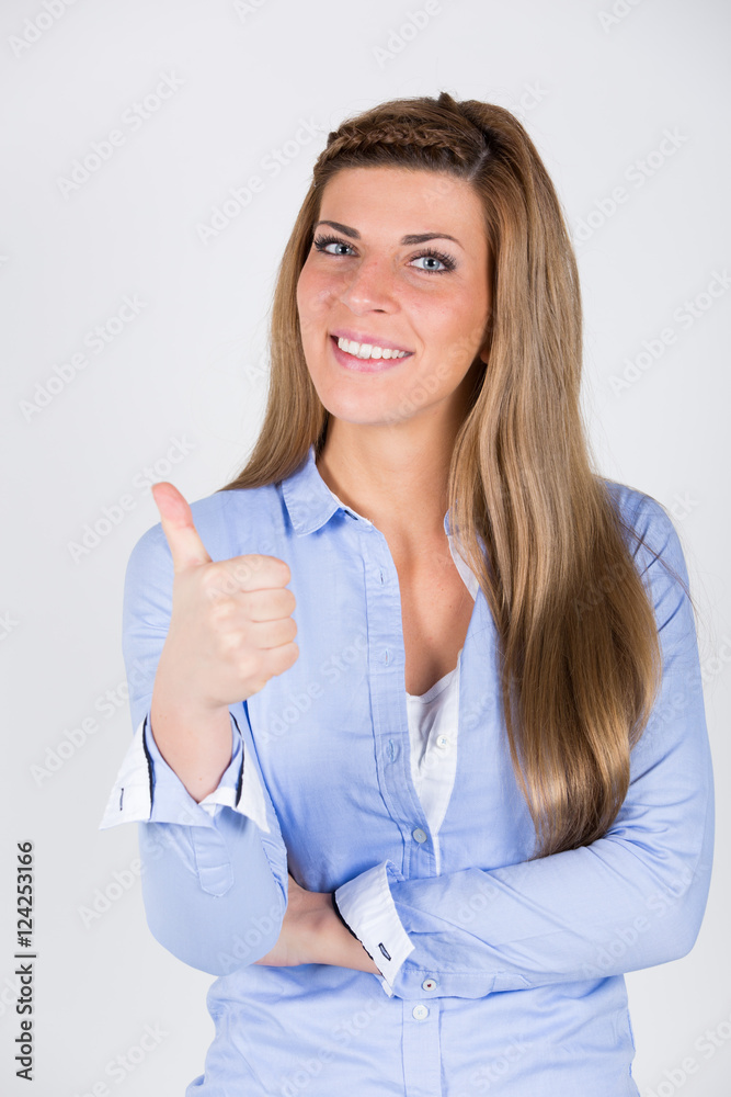 junge Frau in Business Outfit freudig / optimistisch / erfolgreich