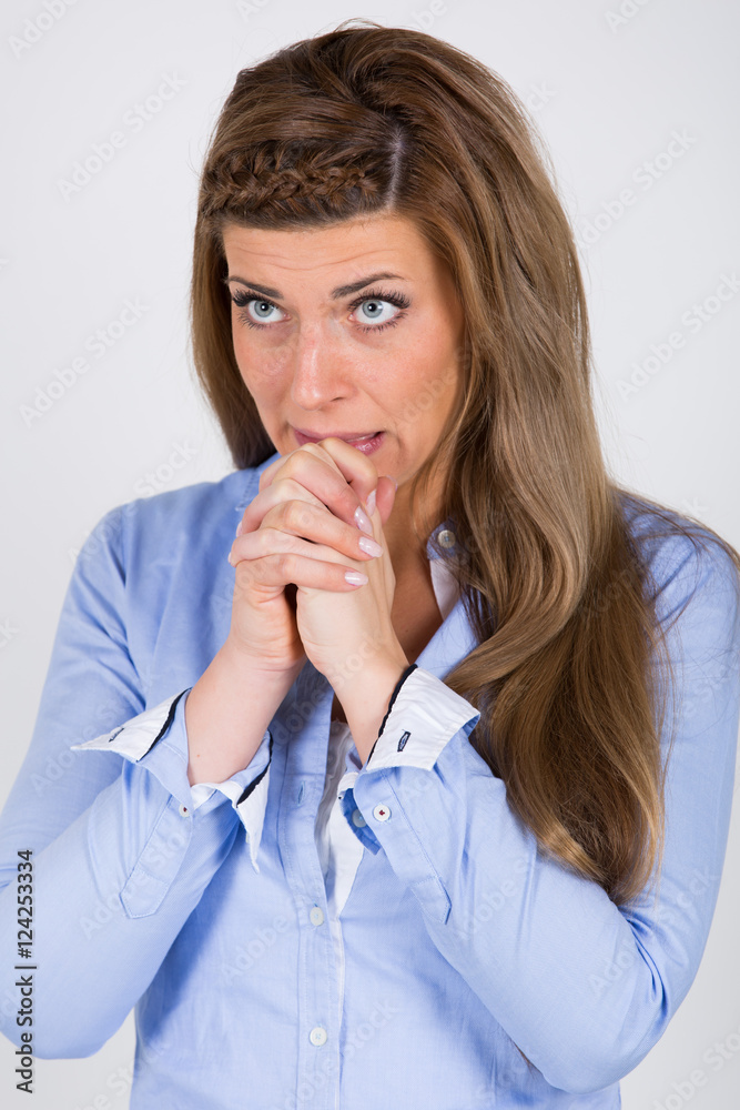 junge Frau in Business Outfit hofft / fleht / bittet / betet junge Frau in Business Outfit hofft / fleht / bittet / betet