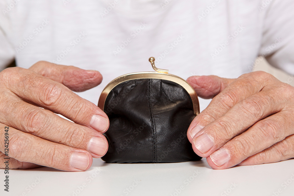 Obraz premium Old senior hands and small money pouch