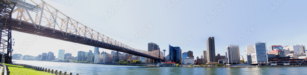 Fototapeta premium Panoramic New York Skyline With Bridge
