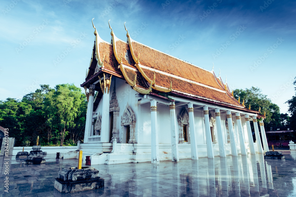Obraz premium Vintage style photo,Beautiful of public ancient old white vihara hall buddha in Trirattanaram temple ,Kanchaburi,Thailand.Photo taken on: October 14, 2016