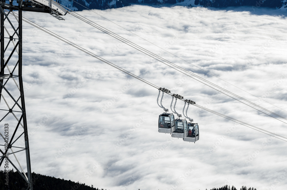 Luftseilbahn über den Wolken, Berner Oberland, Schweiz Luftseilbahn über den Wolken, Berner Oberland, Schweiz