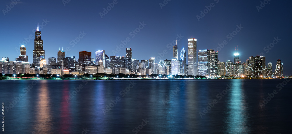 Obraz premium Chicago Night Skyline Across Lake Michigan