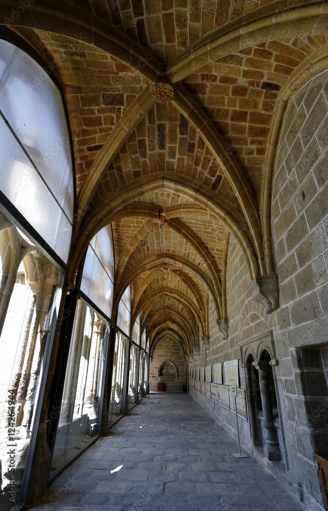 Claustro en el interior de  la Catedral de Cristo Salvador de Ávila templo de culto católico Castilla y León, España. Fué fortaleza, y su ábside uno de los cubos de la muralla de la ciudad.