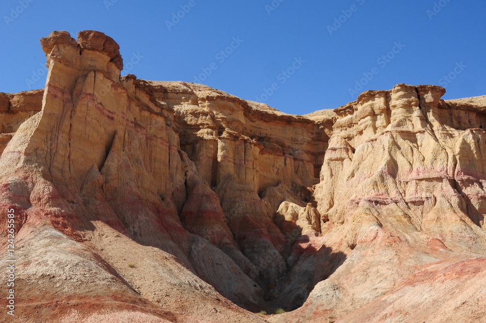Fototapeta premium Painted Cliffs in the Gobi Desert, Mongolia