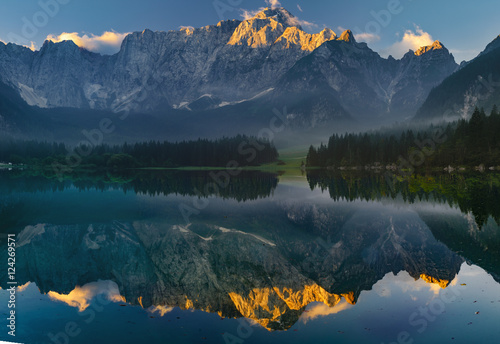 Fototapeta Naklejka Na Ścianę i Meble -  Alpy Julijskie odbijające się w tafli jeziora o poranku