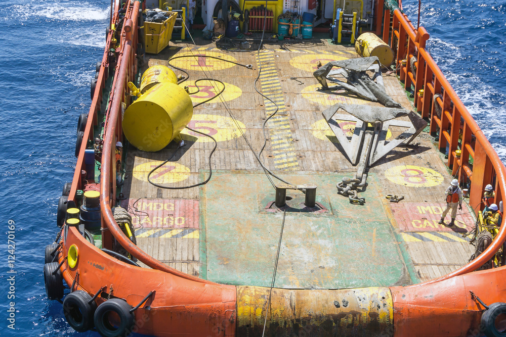 Fotka „Offshore crew handling anchors on deck tugboat during anchor