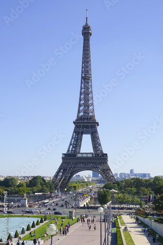 Trocadero Gardens and Eiffel Tower in Paris © 4kclips